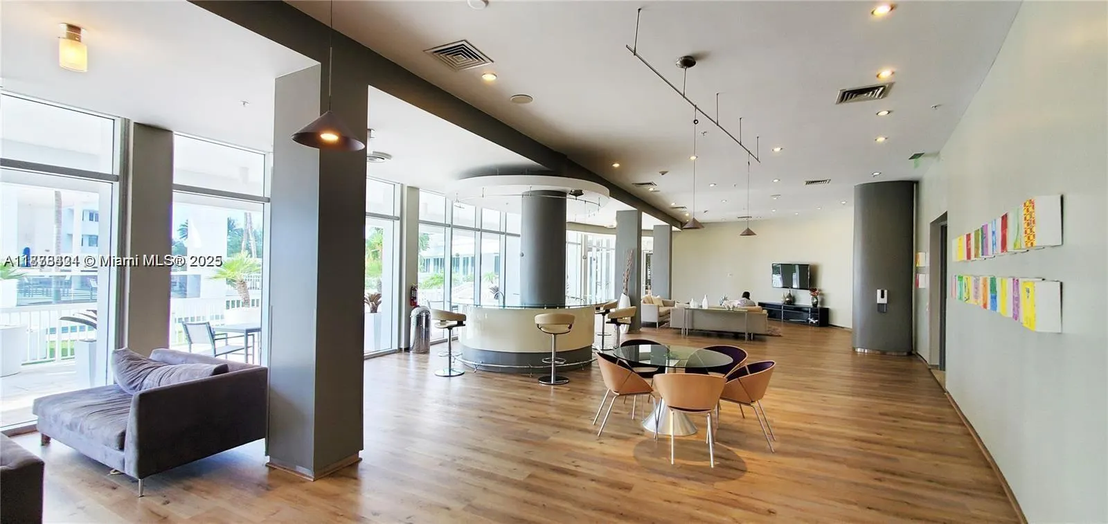 10275 Collins Ave, #323