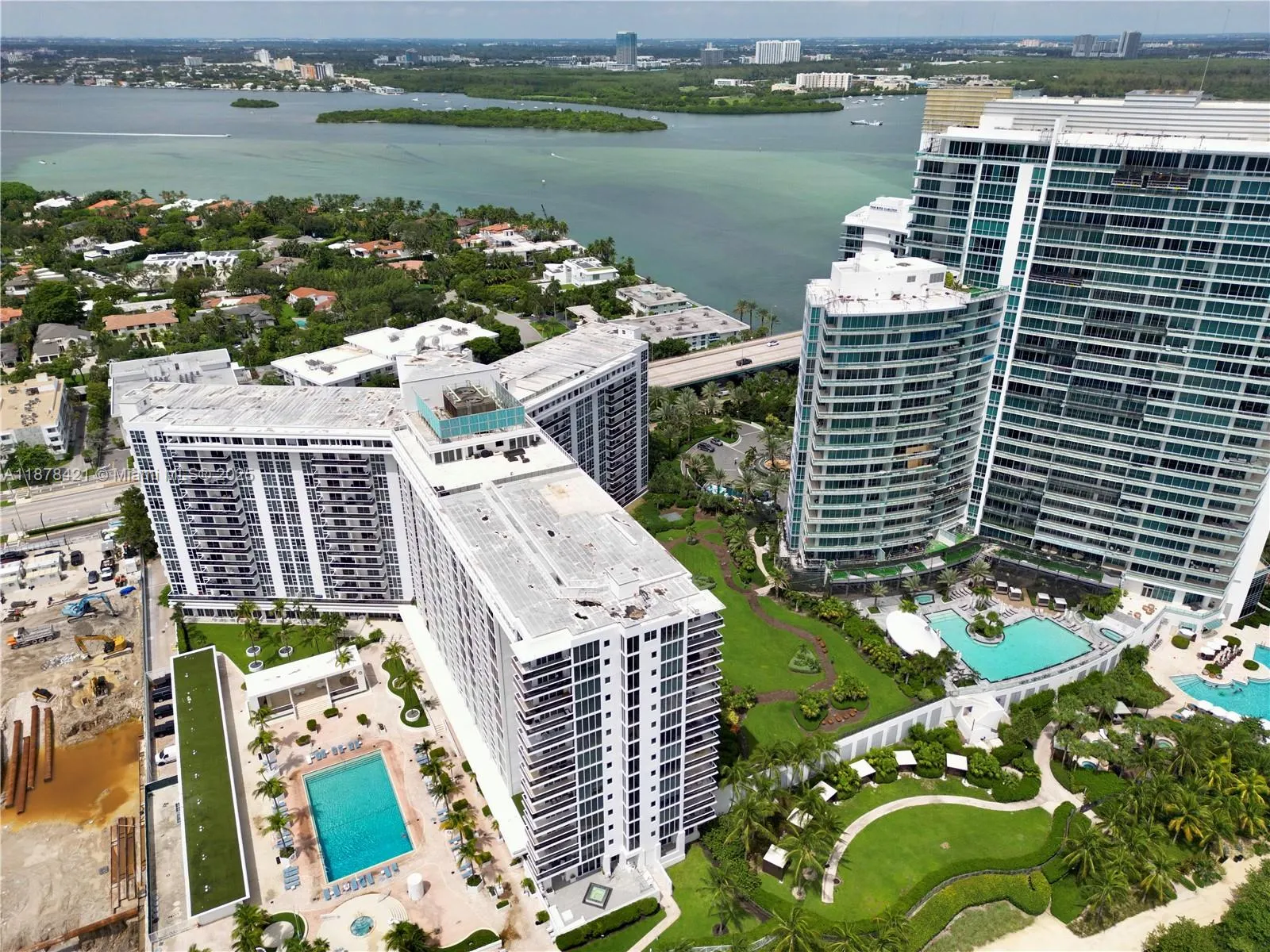 10275 Collins Ave, #323