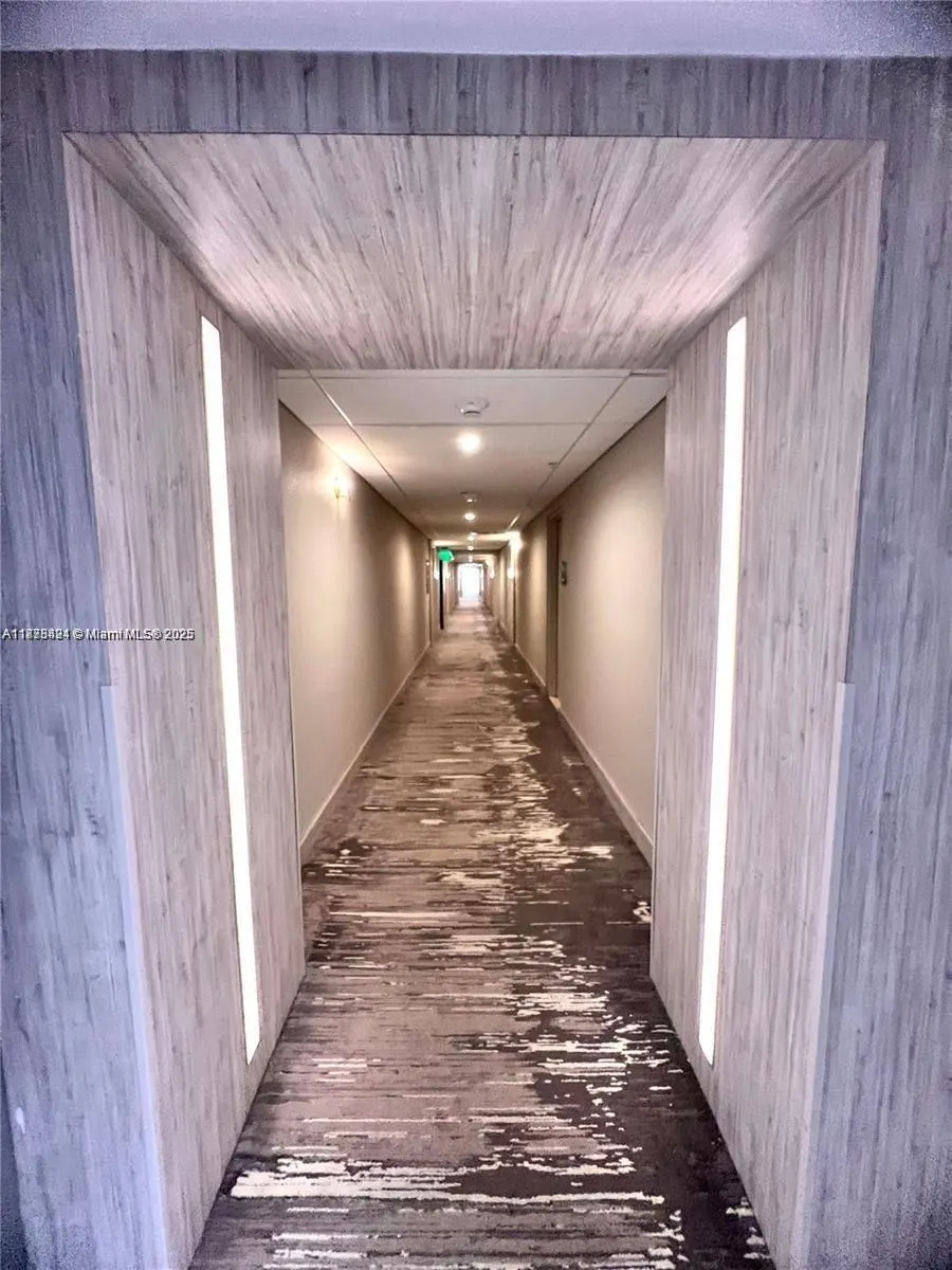 10275 Collins Ave, #323