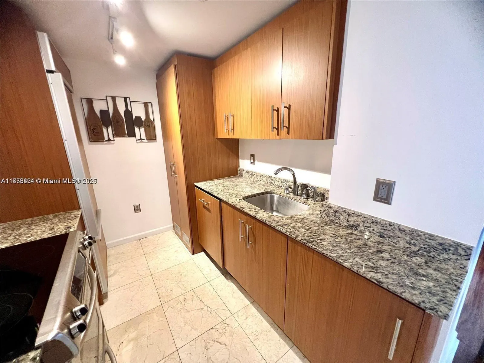 10275 Collins Ave, #323