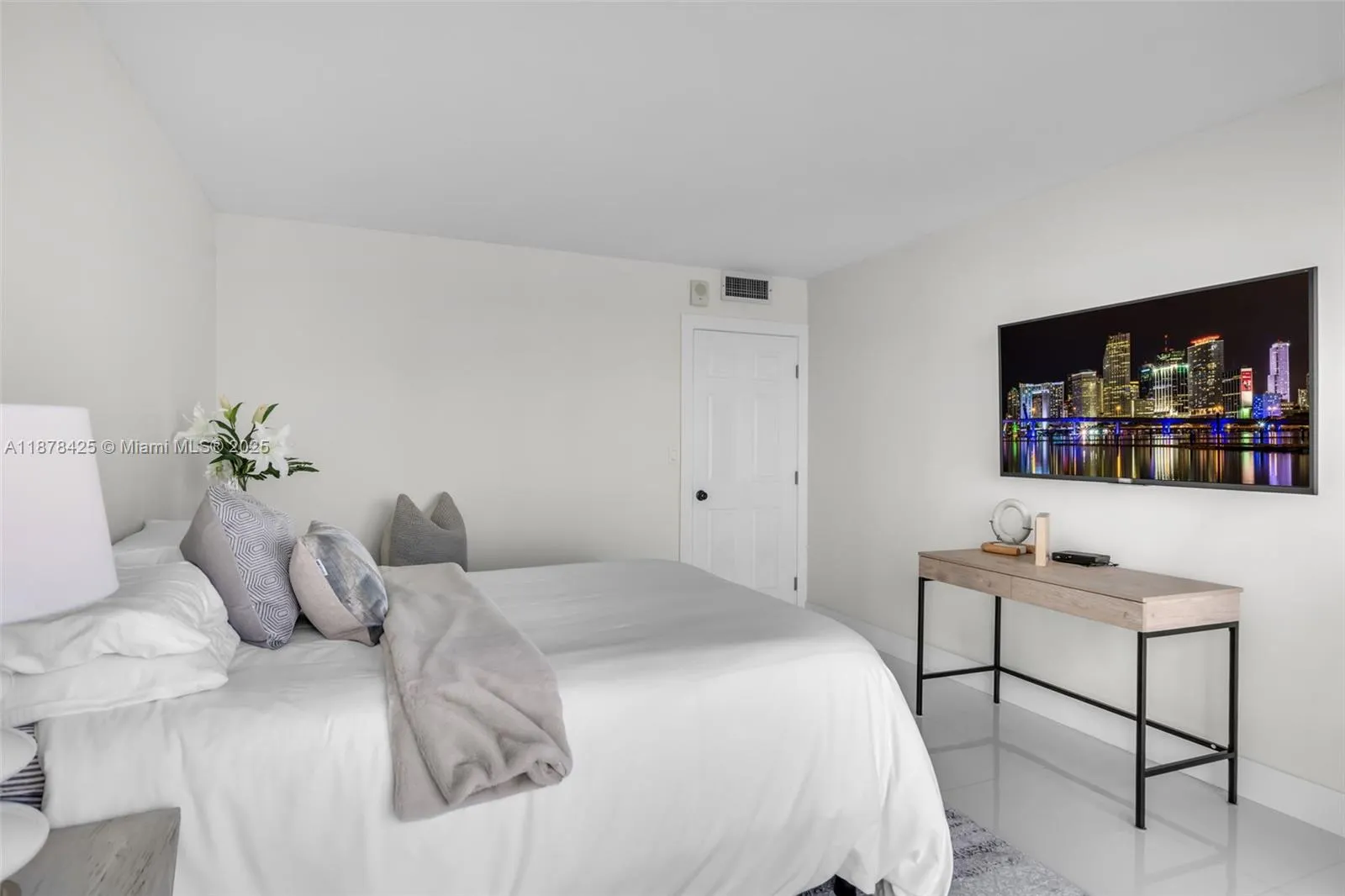 17720 N Bay Rd, #903