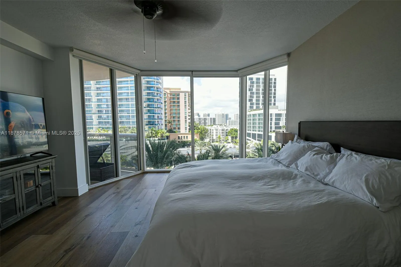 17555 Collins Ave, #704