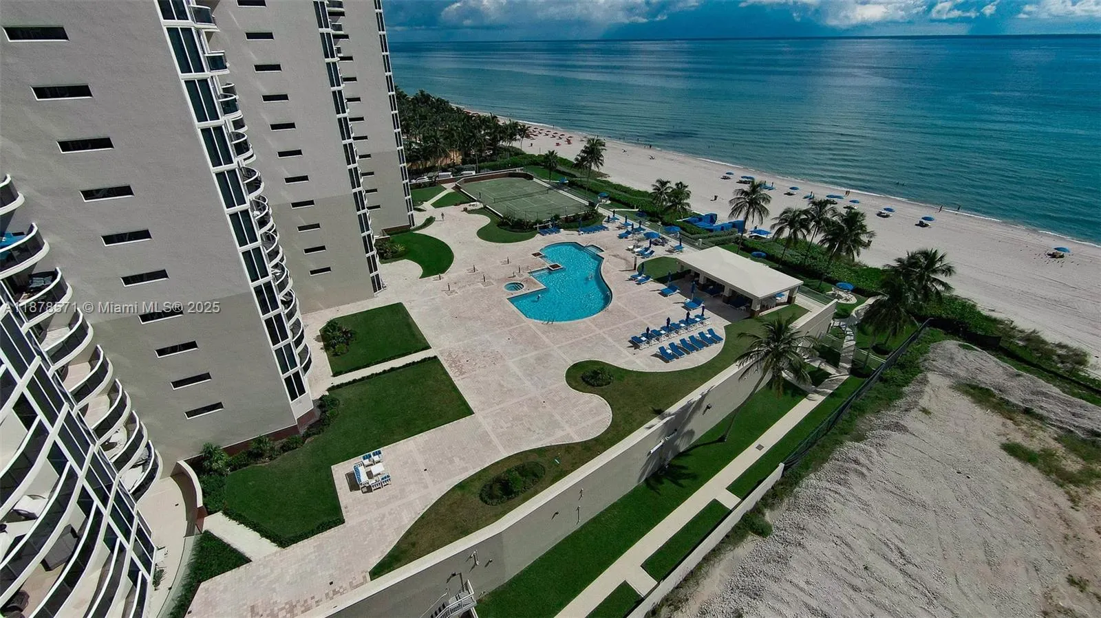 17555 Collins Ave, #704