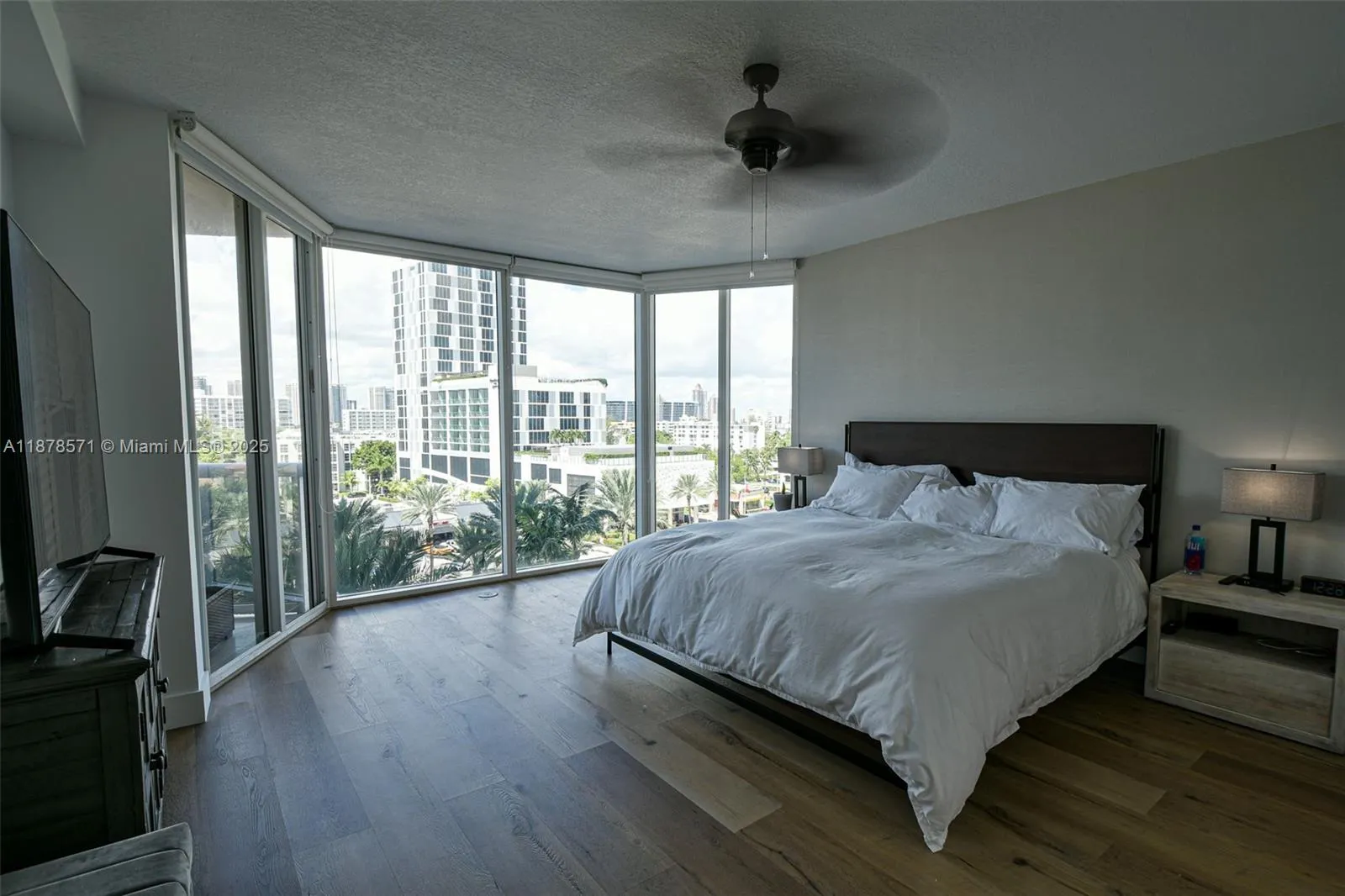 17555 Collins Ave, #704