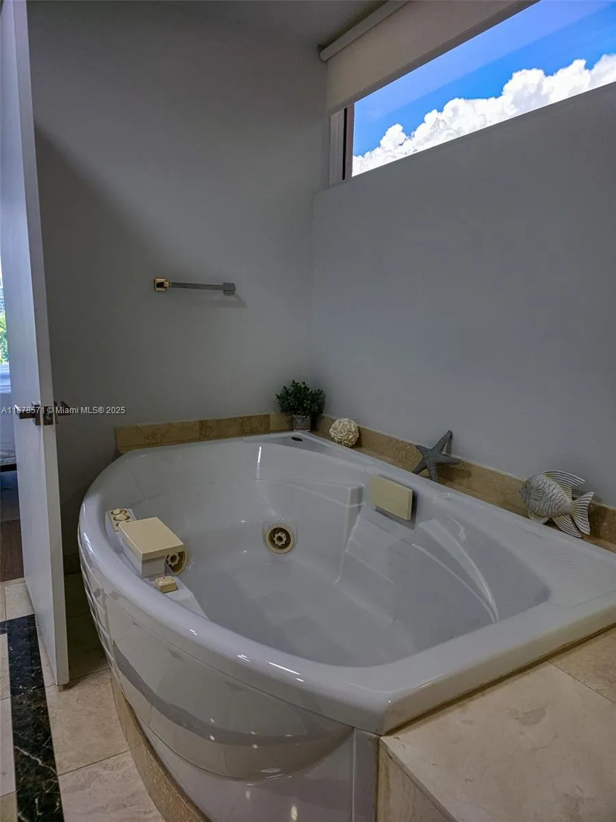 17555 Collins Ave, #704