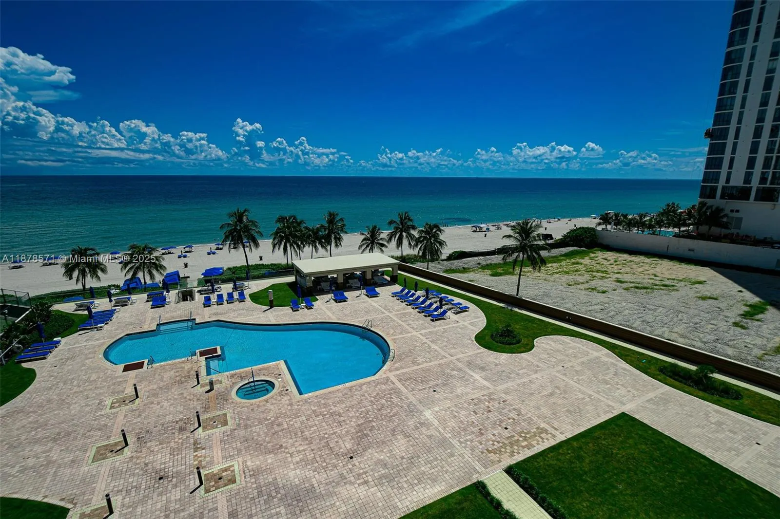 17555 Collins Ave, #704