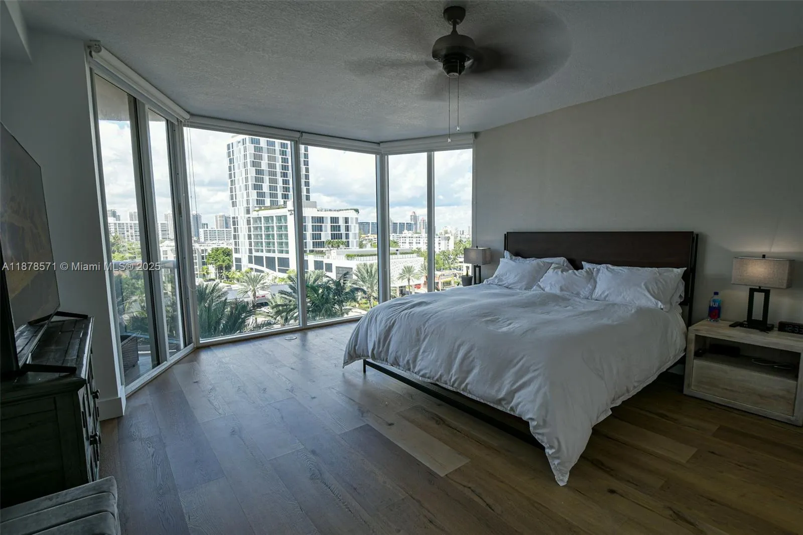17555 Collins Ave, #704