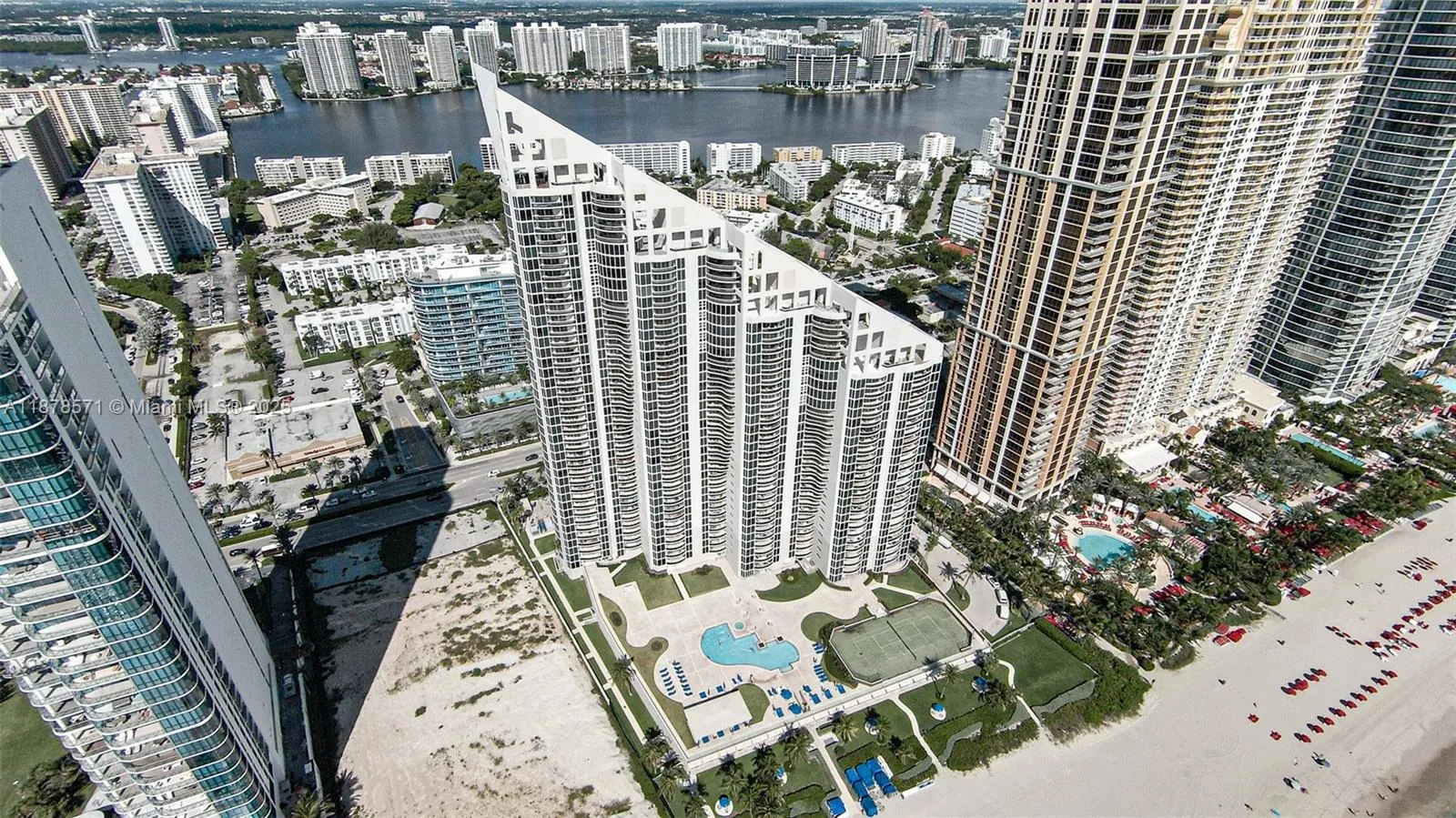 17555 Collins Ave, #704