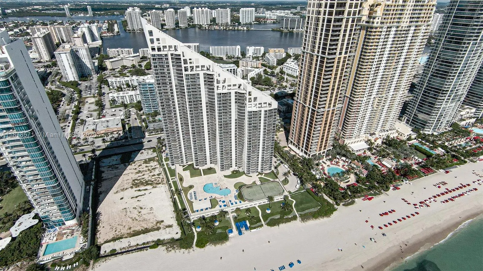 17555 Collins Ave, #704