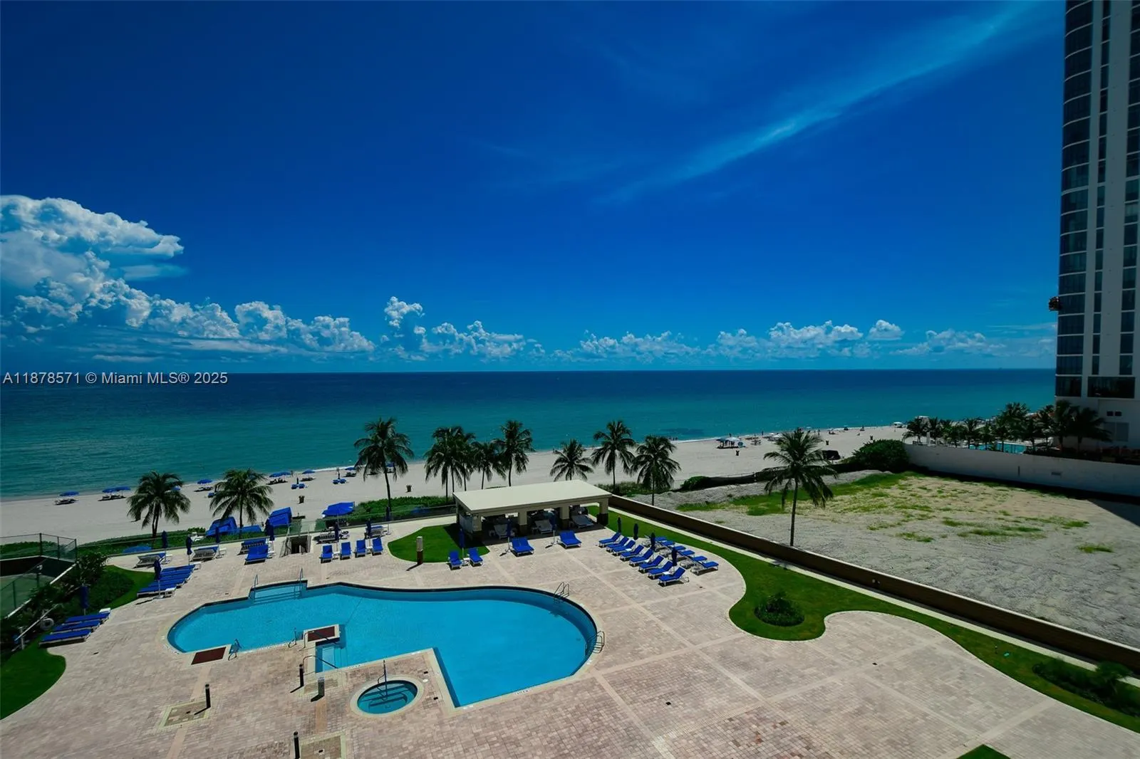 17555 Collins Ave, #704
