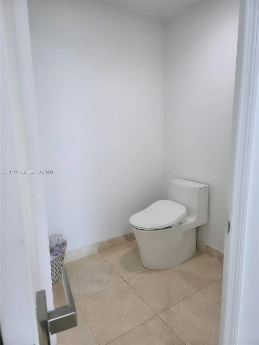 17555 Collins Ave, #704