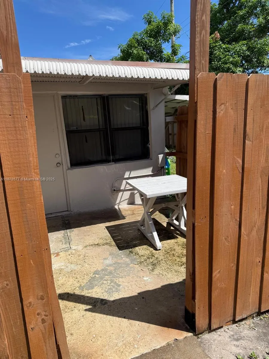 544 NW 11 AVE