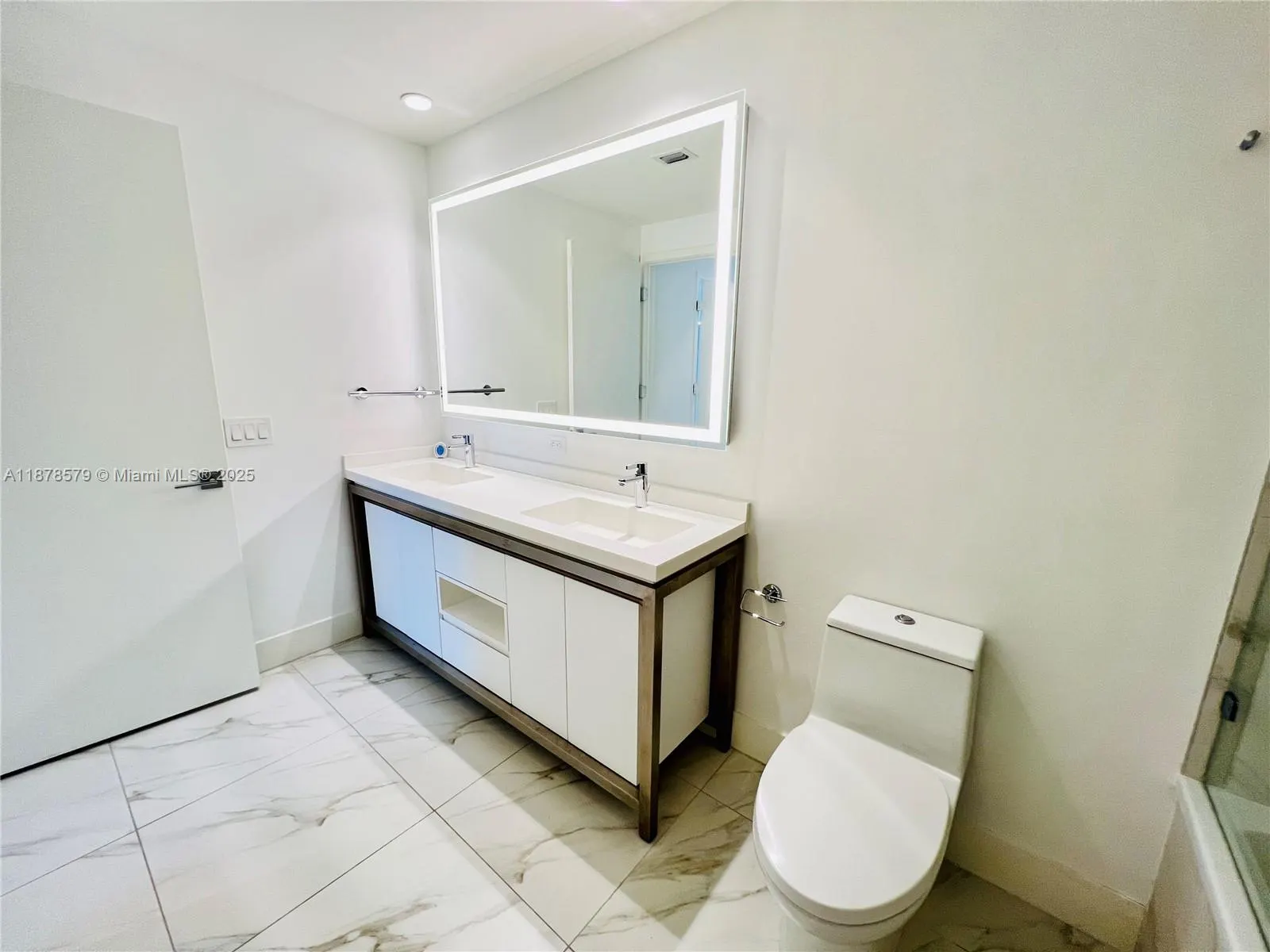 2000 Metropica Way, #2406