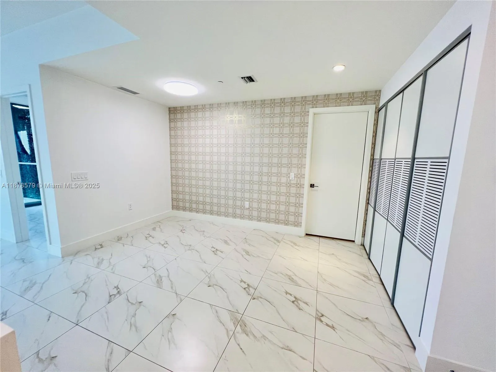 2000 Metropica Way, #2406