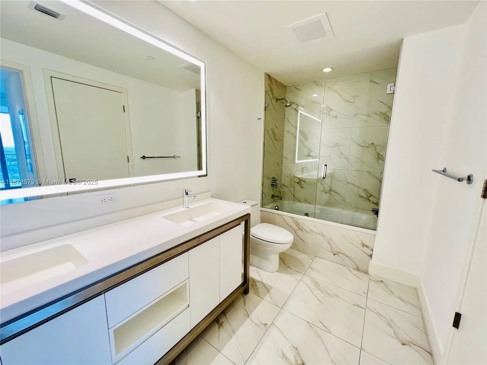 2000 Metropica Way, #2406