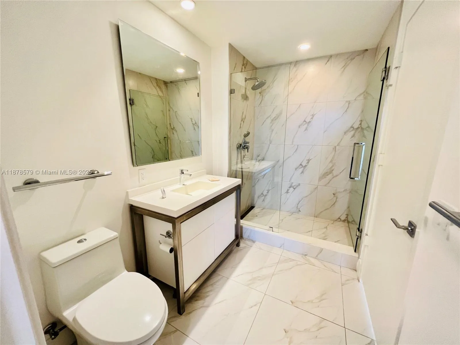2000 Metropica Way, #2406