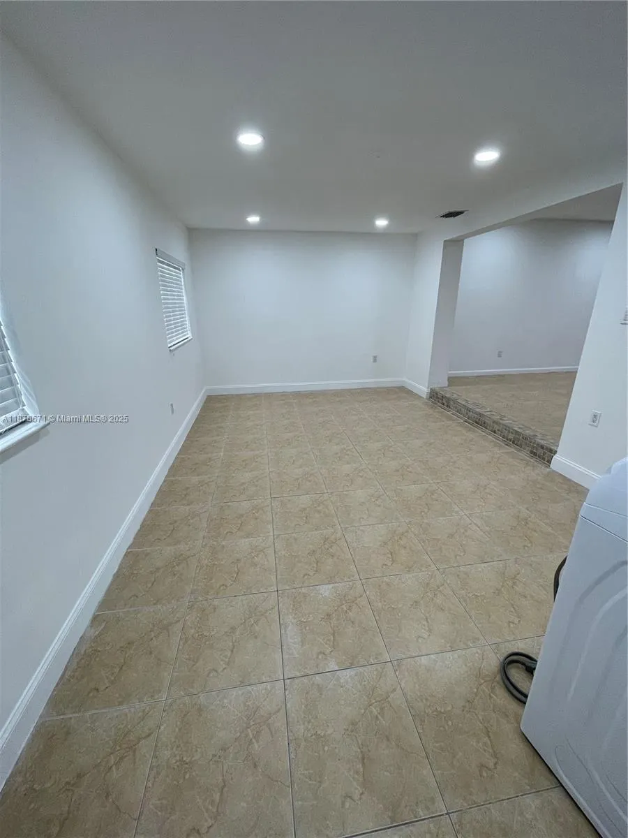 894 W 69th St, #0