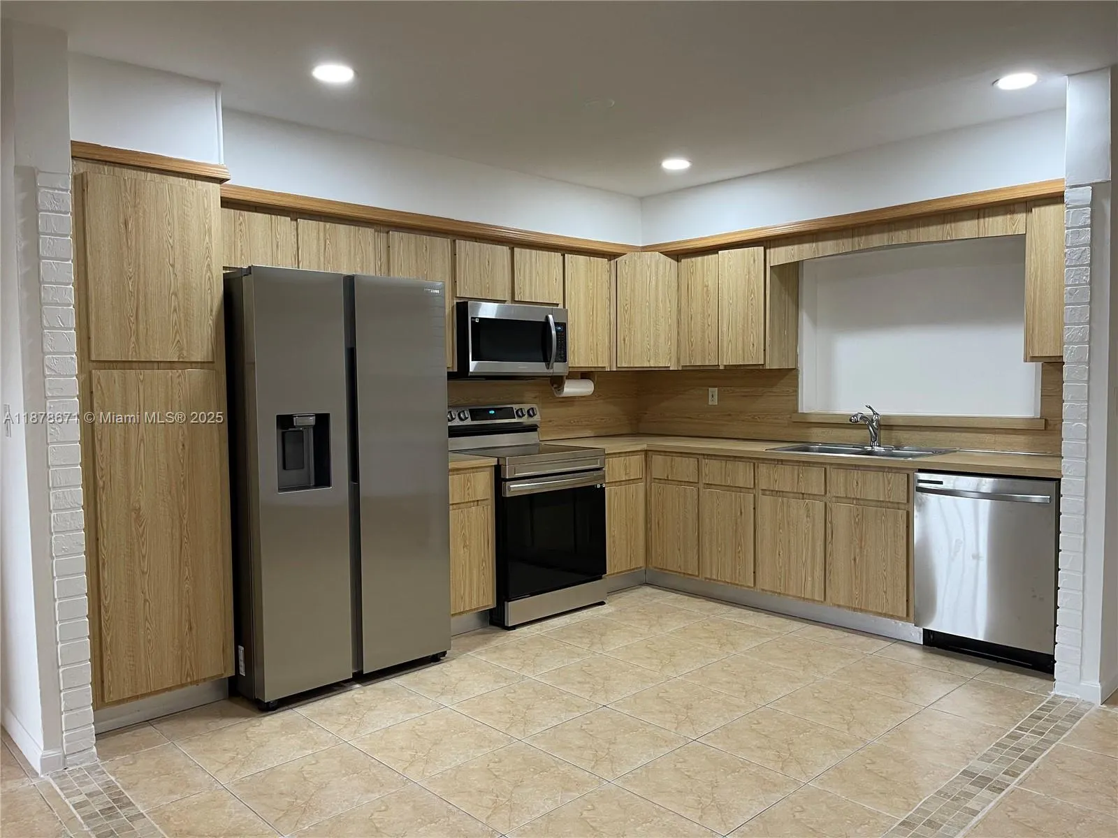 894 W 69th St, #0