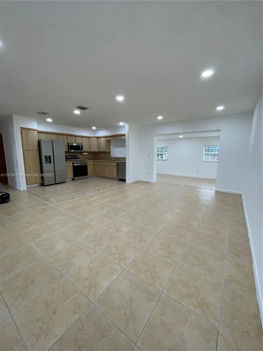 894 W 69th St, #0