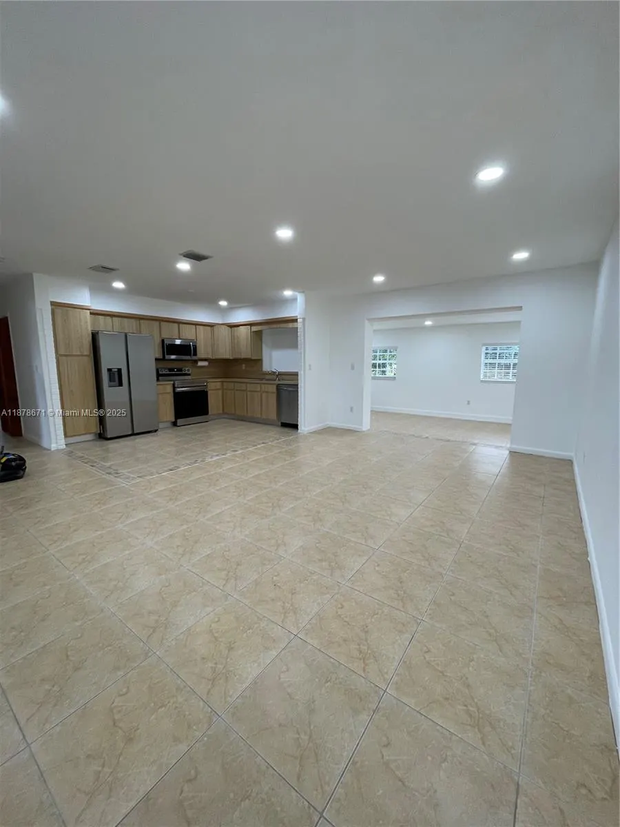 894 W 69th St, #0