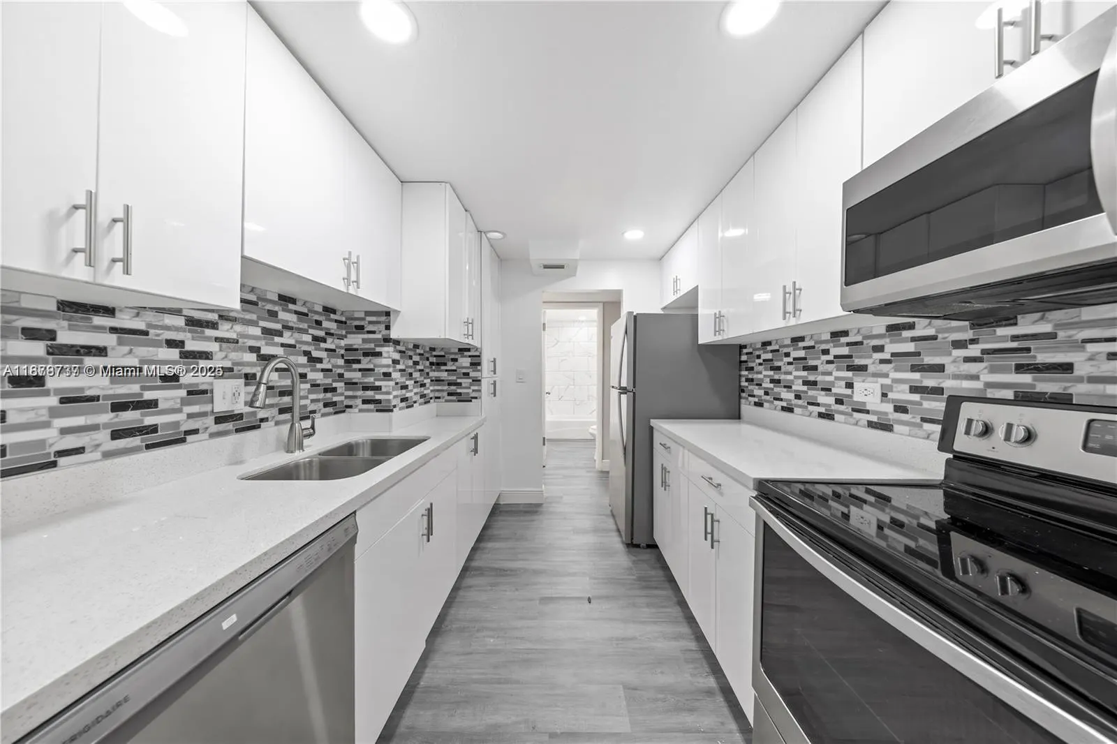 3680 Inverrary Dr, #3J