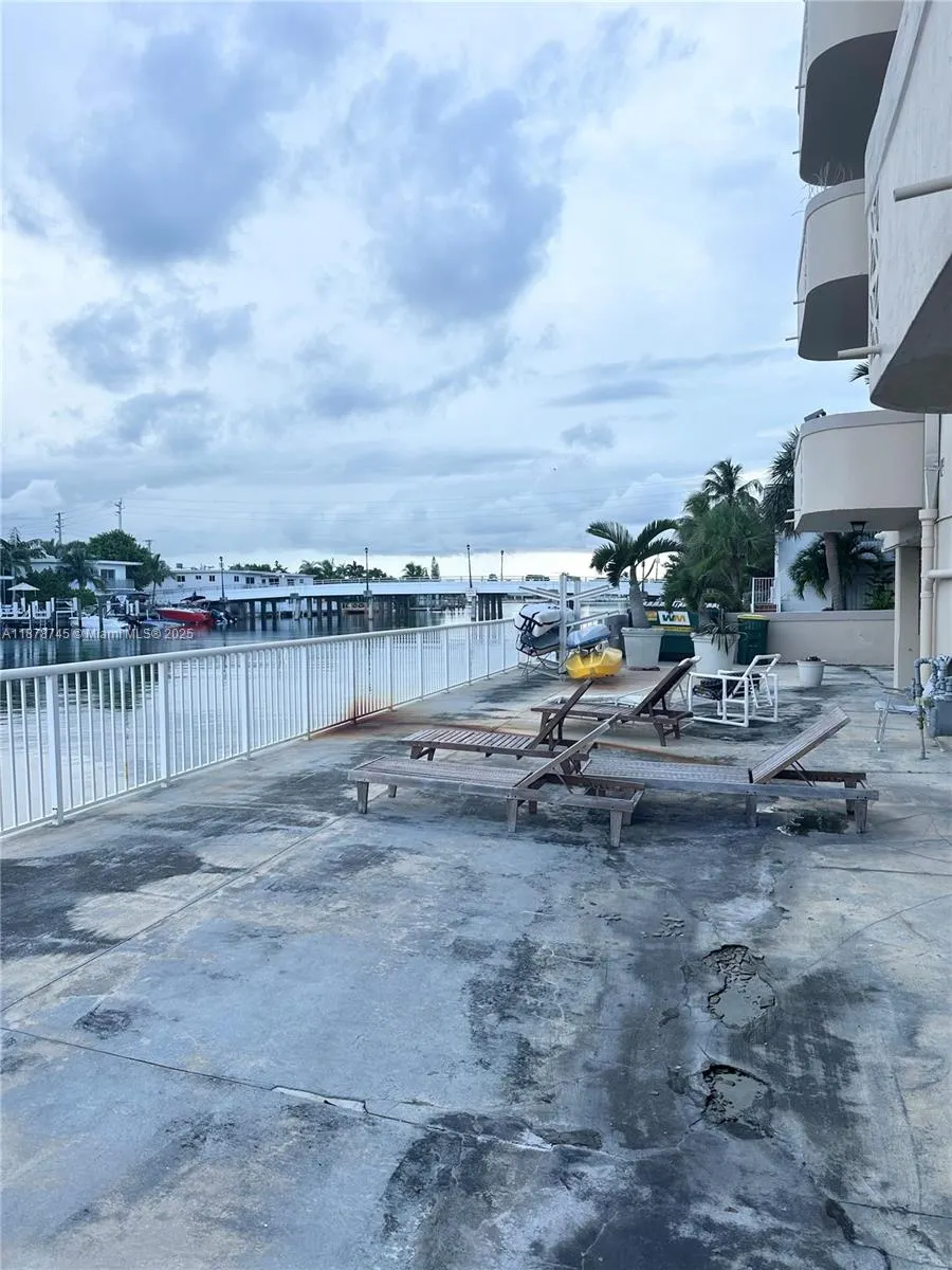 8400 Byron Ave, #2D