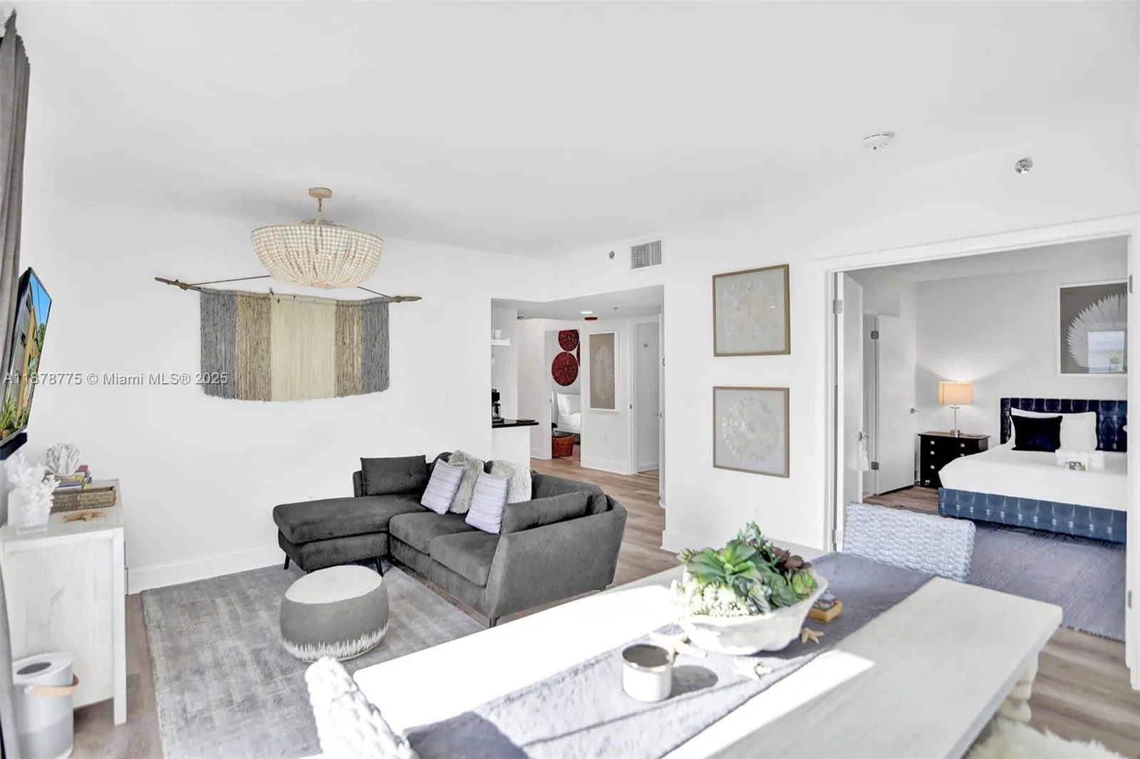 360 Collins Ave, #401