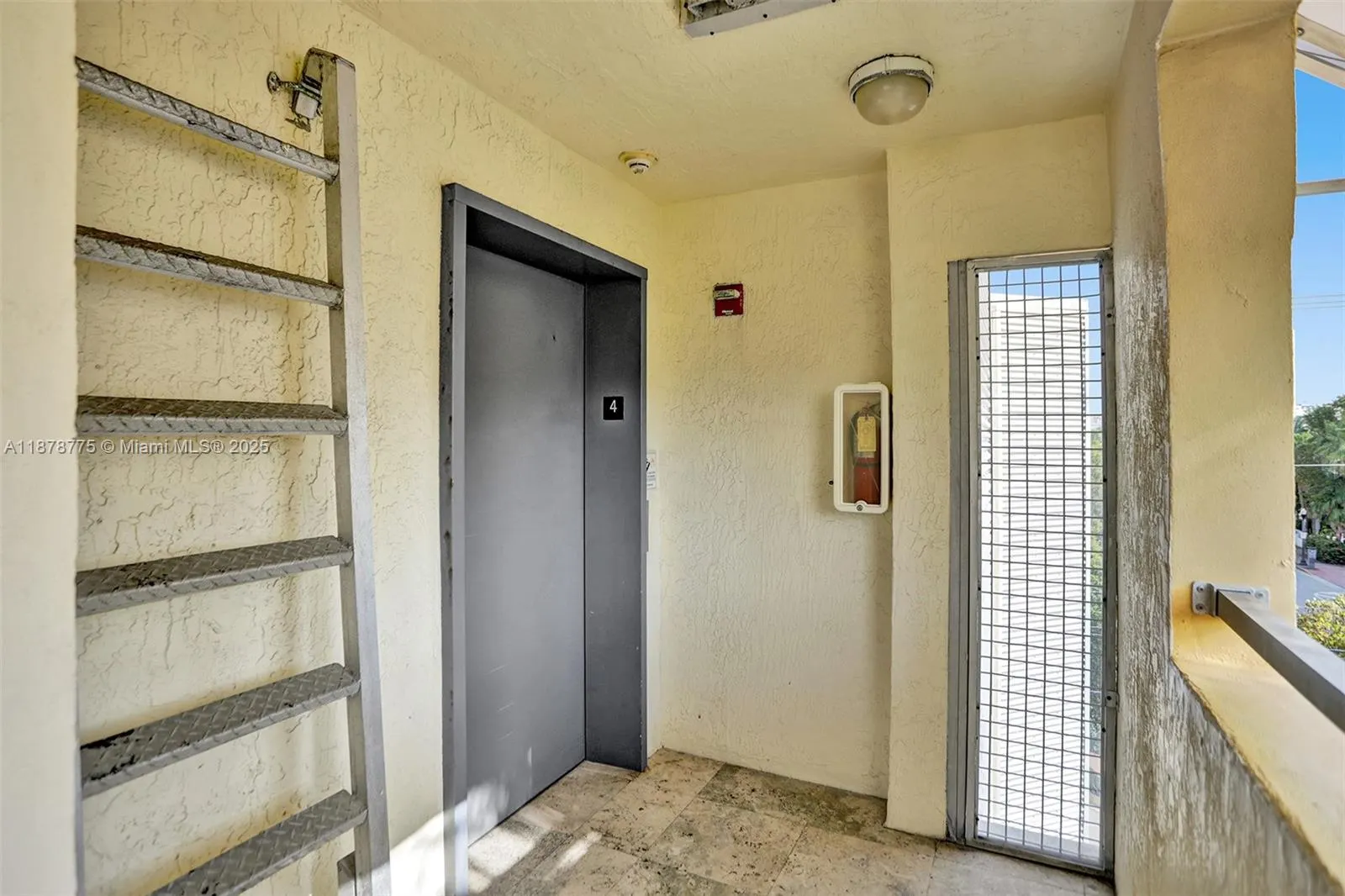 360 Collins Ave, #401