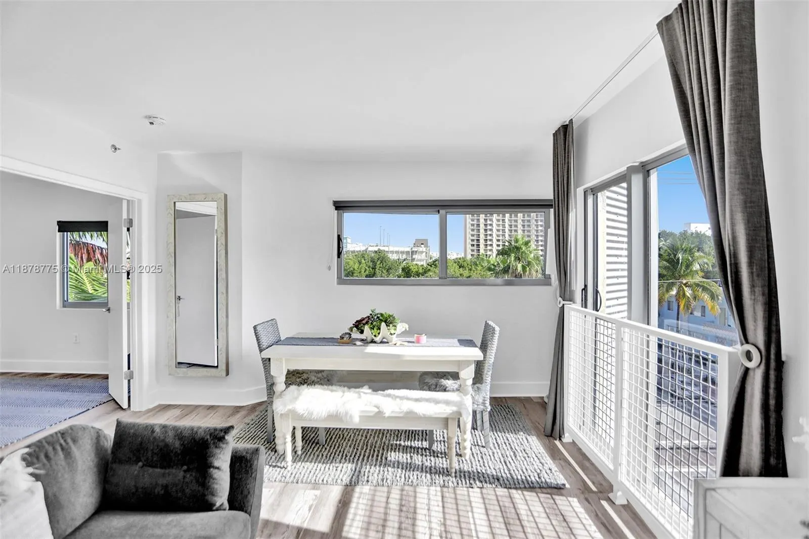360 Collins Ave, #401