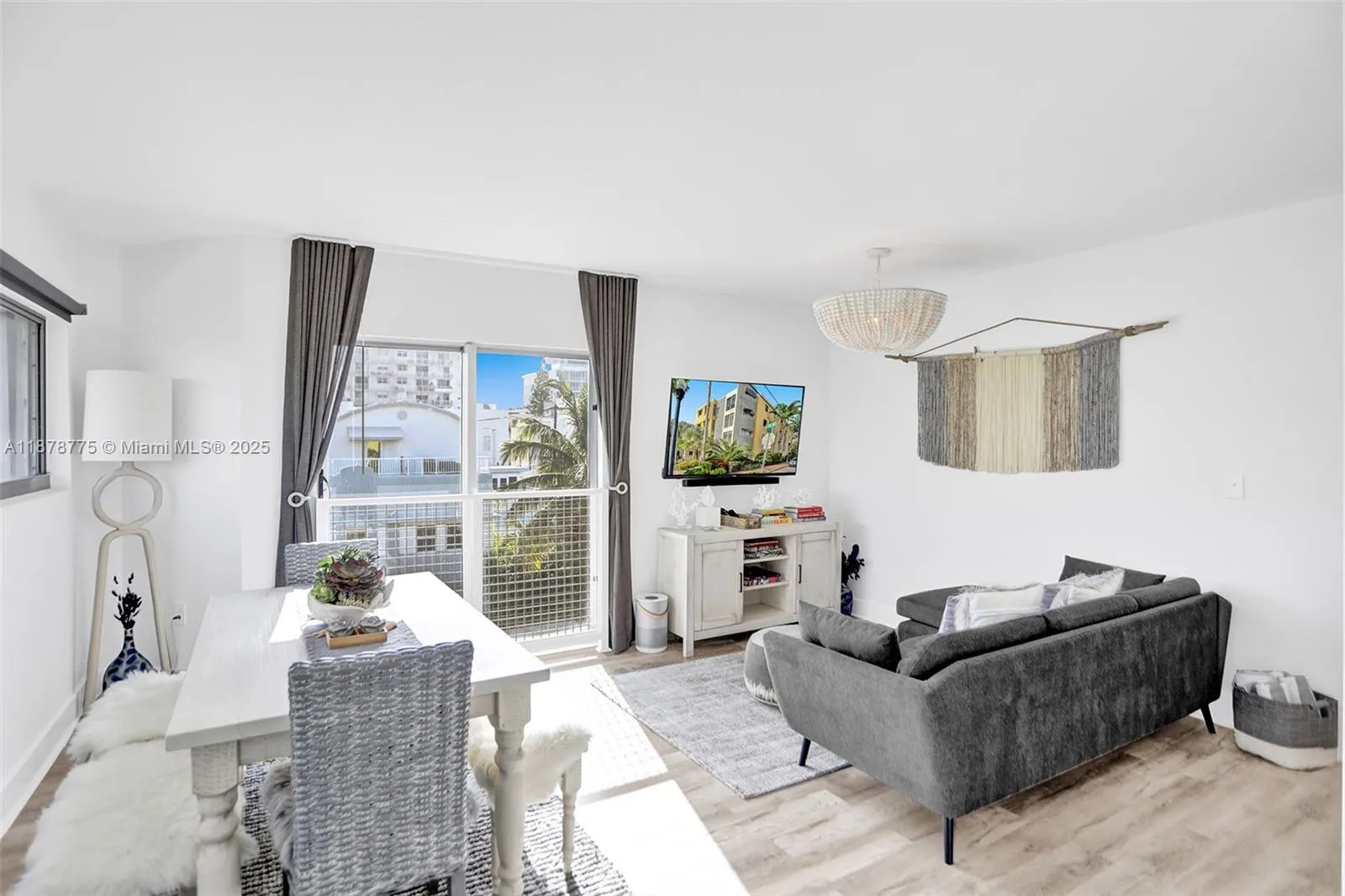 360 Collins Ave, #401