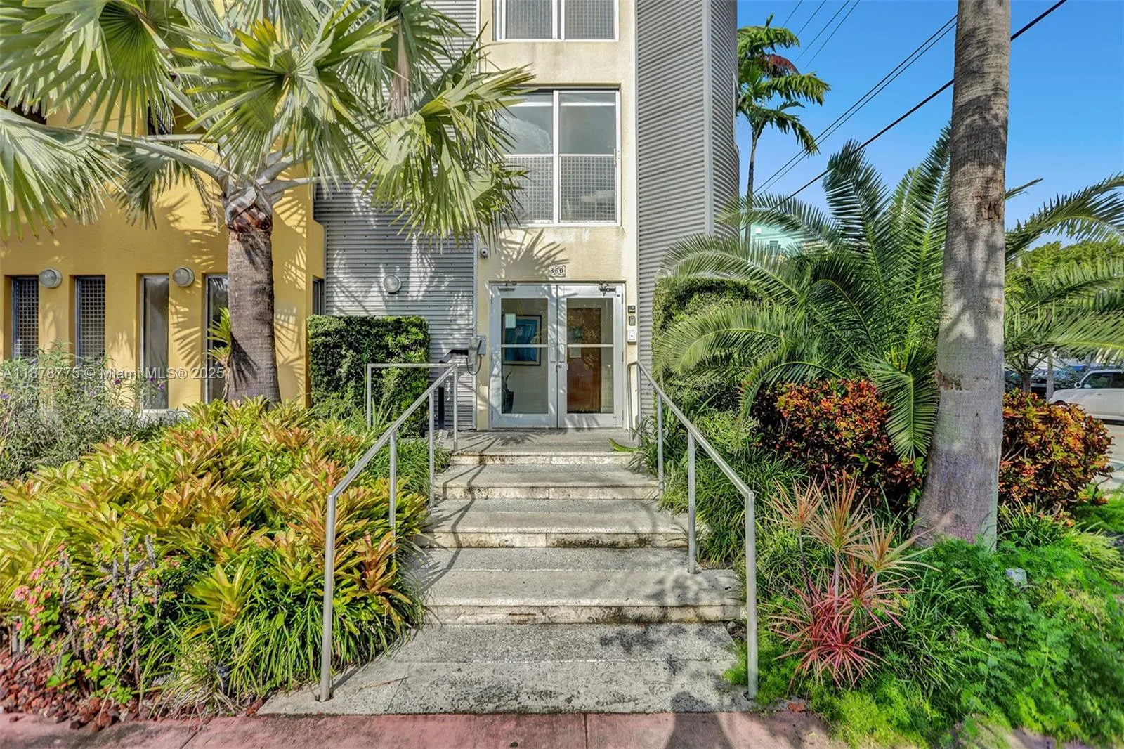 360 Collins Ave, #401