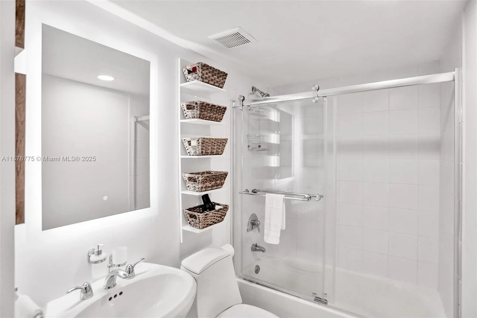 360 Collins Ave, #401