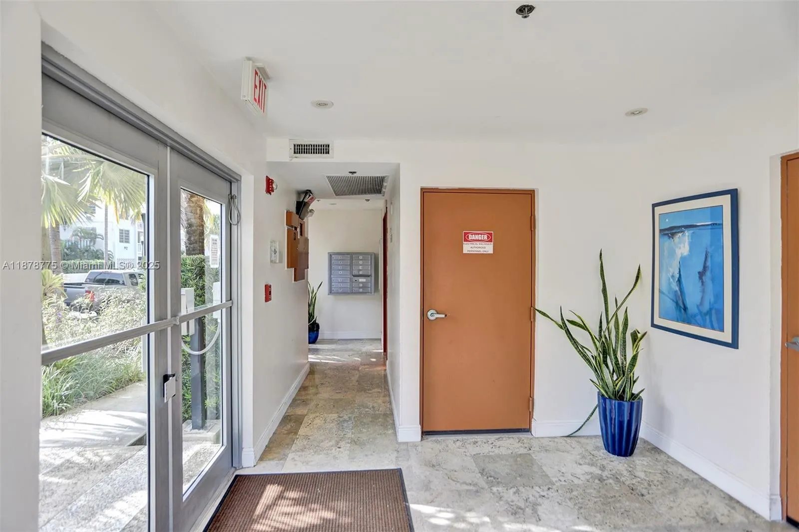 360 Collins Ave, #401