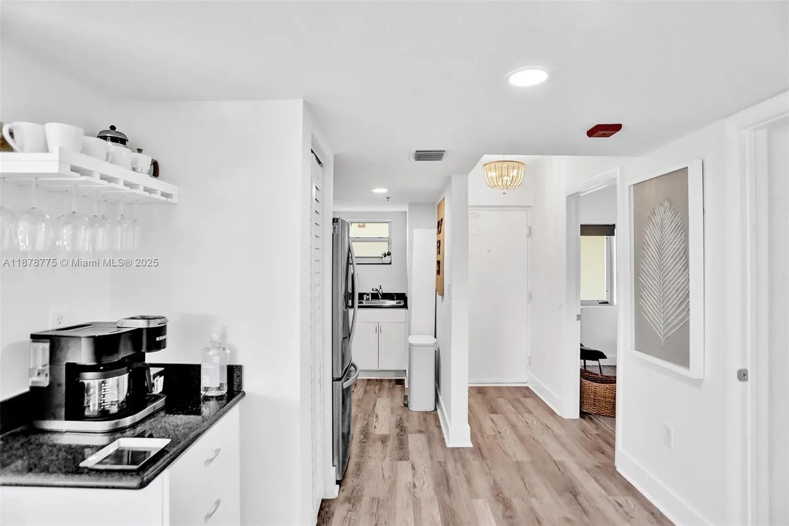 360 Collins Ave, #401