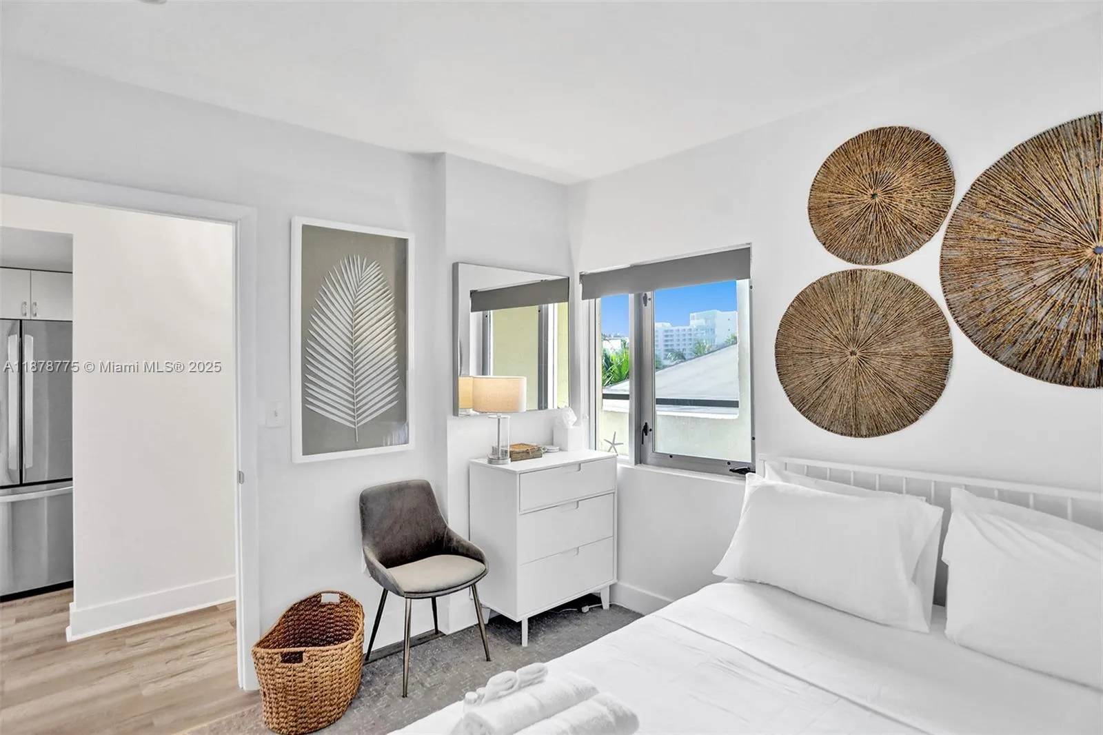 360 Collins Ave, #401