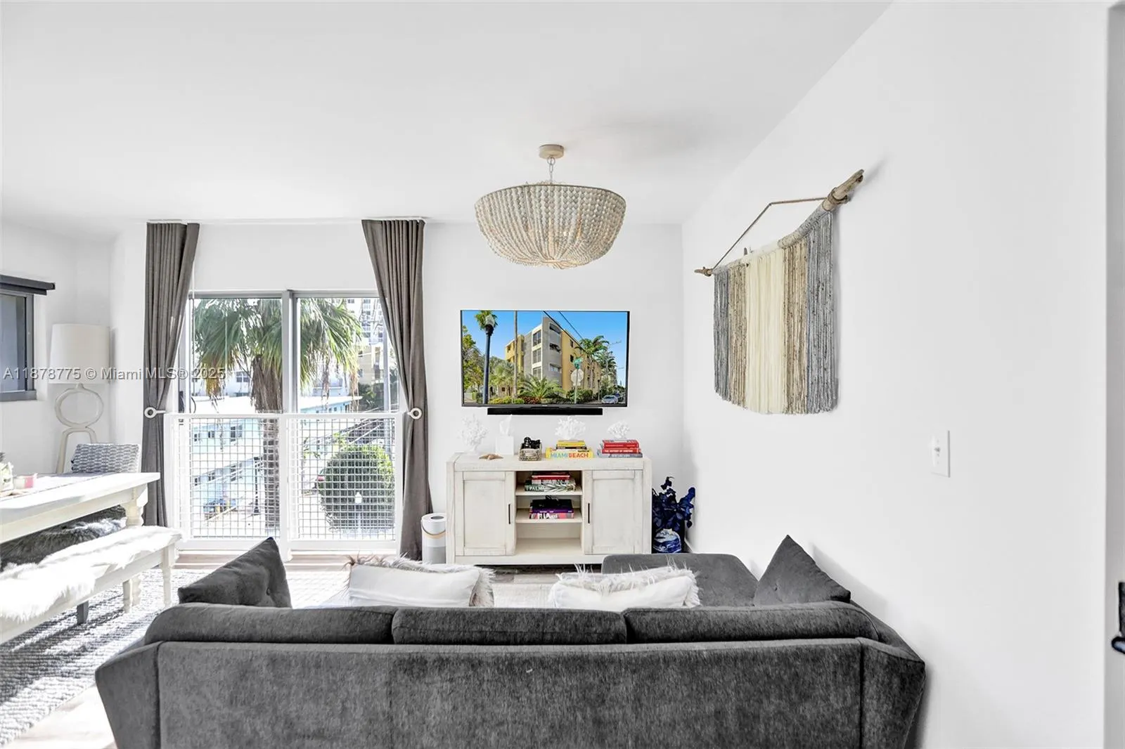 360 Collins Ave, #401