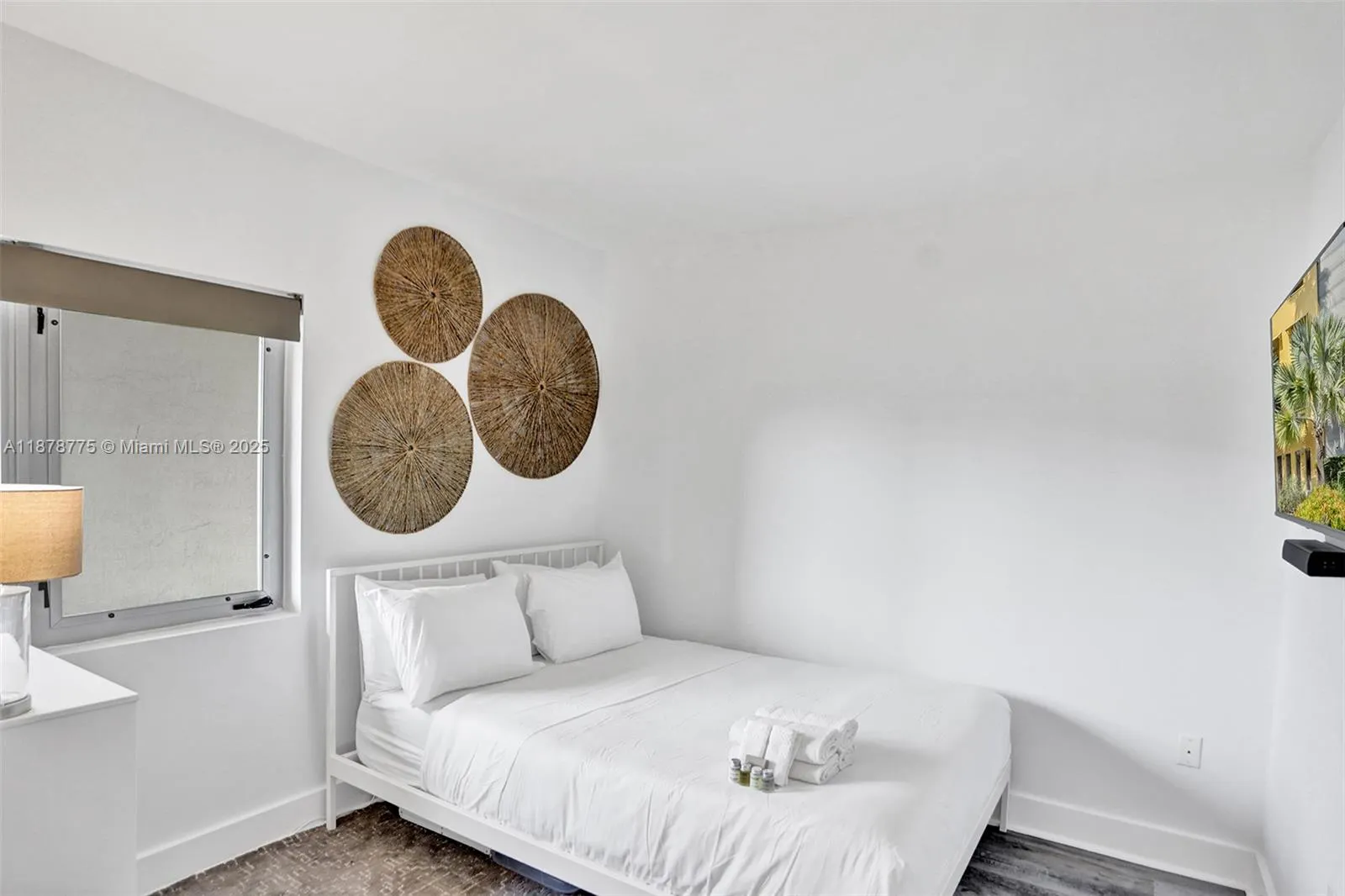 360 Collins Ave, #401