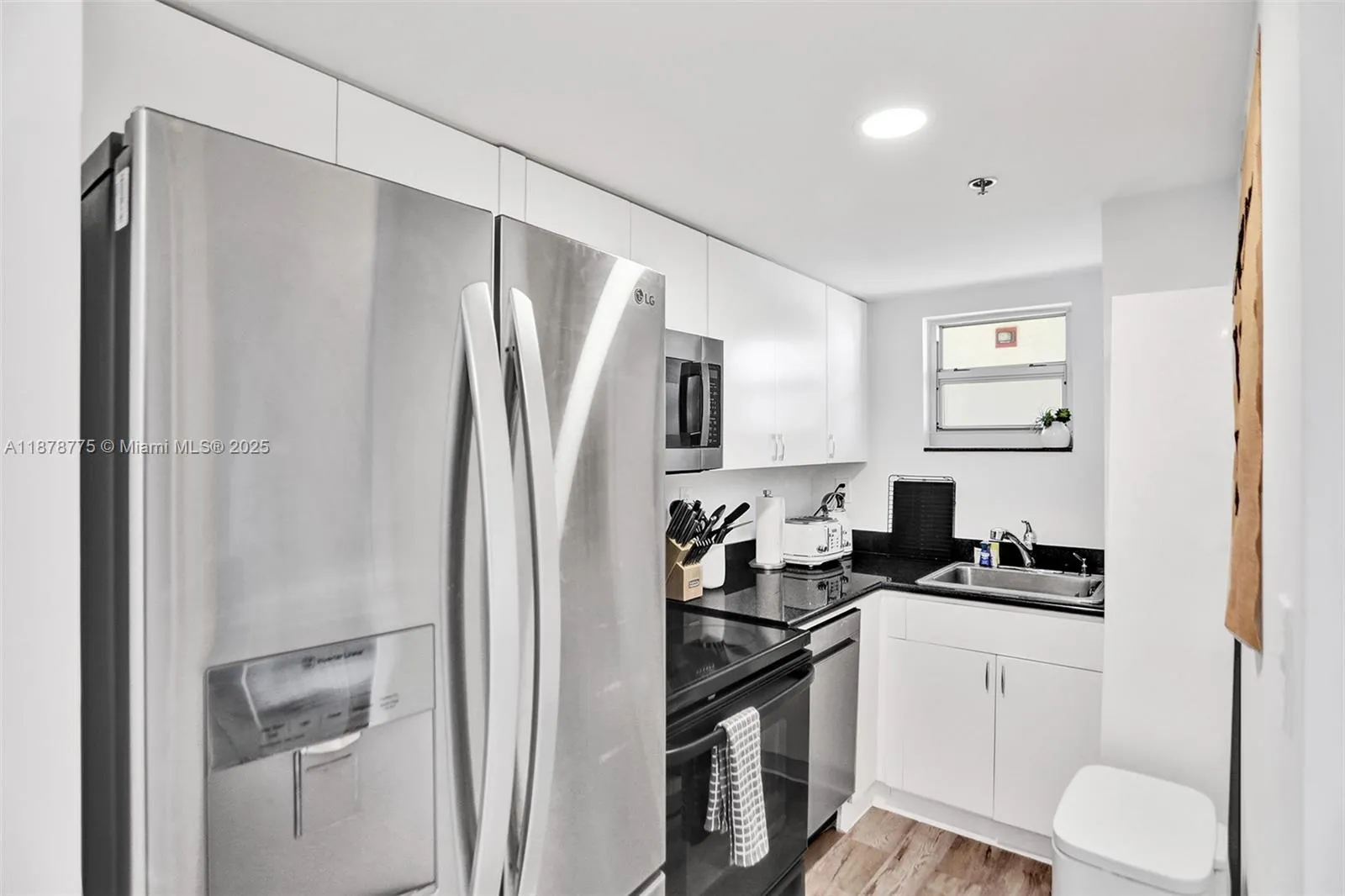 360 Collins Ave, #401