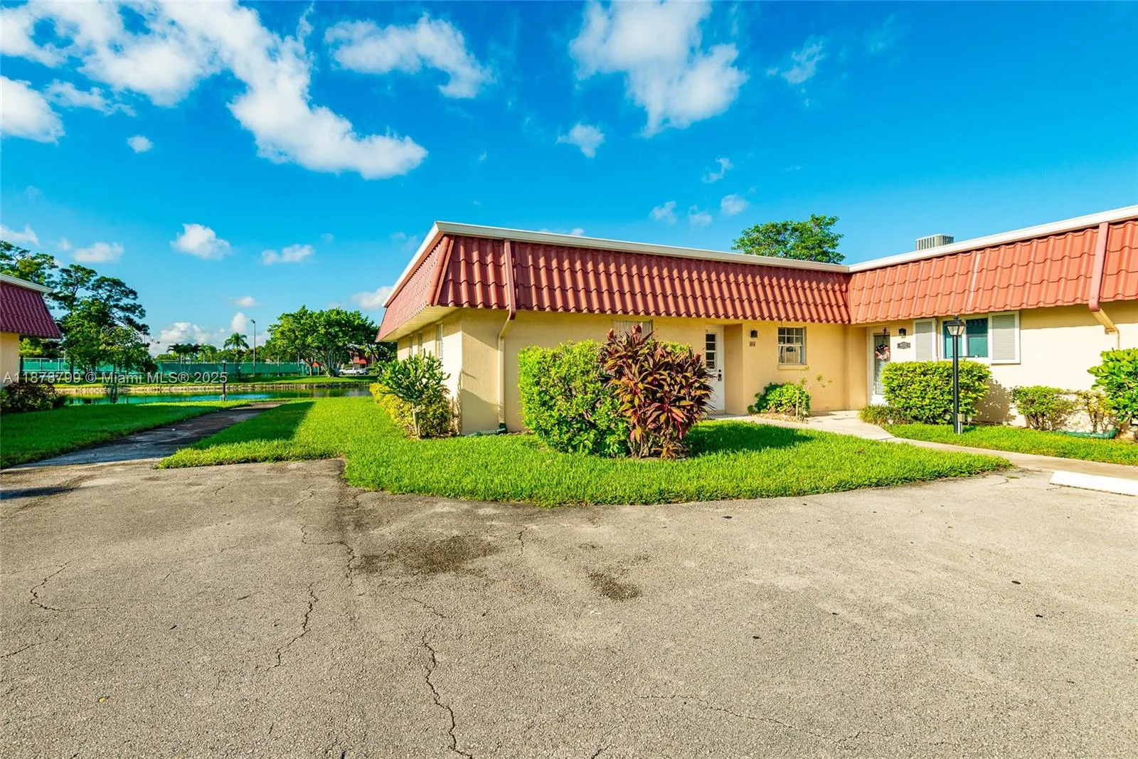 604 Laconia Cir, #B