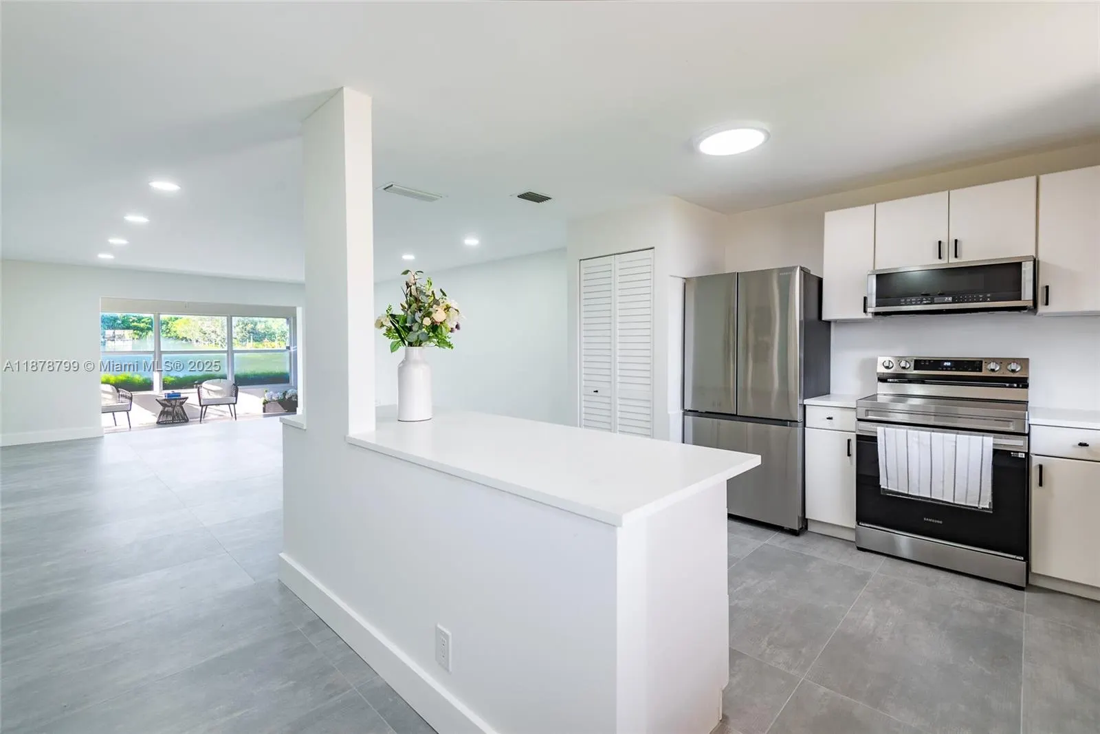 604 Laconia Cir, #B