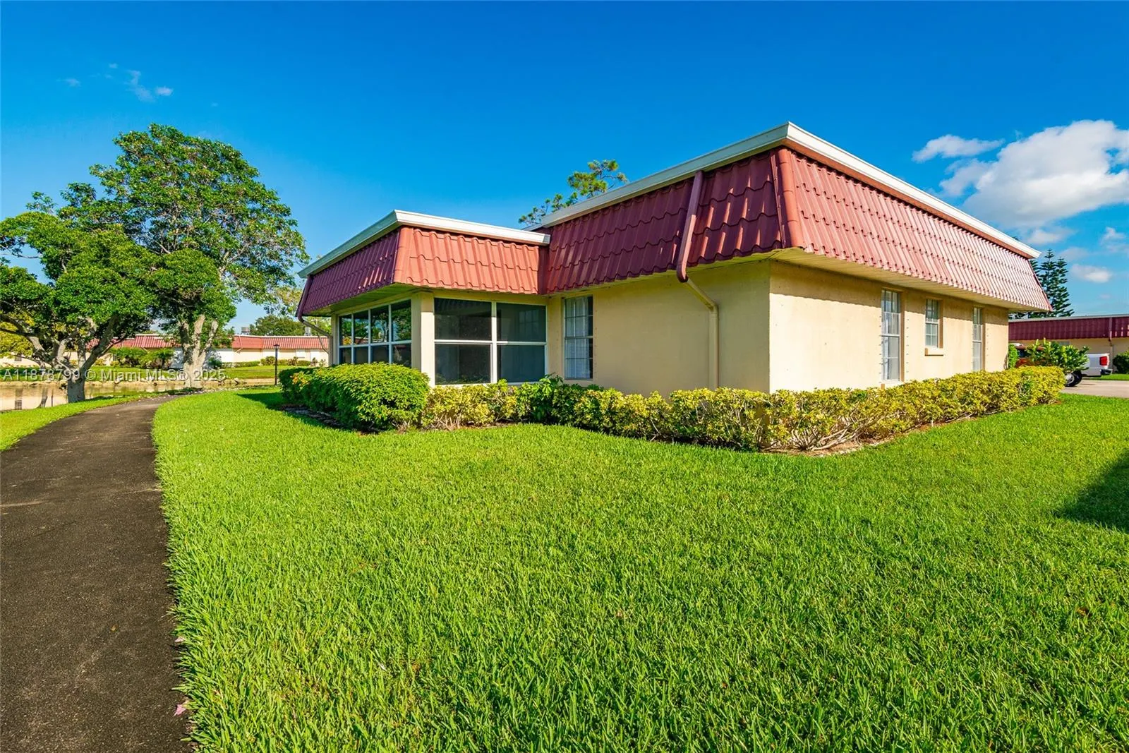 604 Laconia Cir, #B