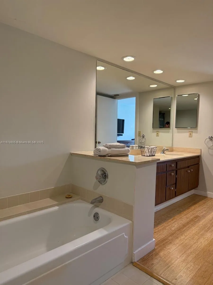 600 Biltmore Way, #320