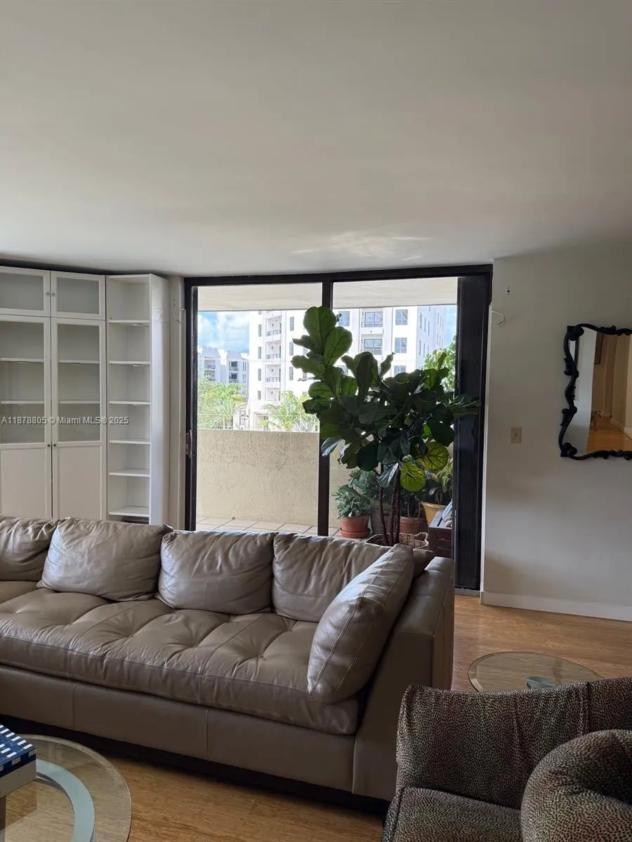 600 Biltmore Way, #320