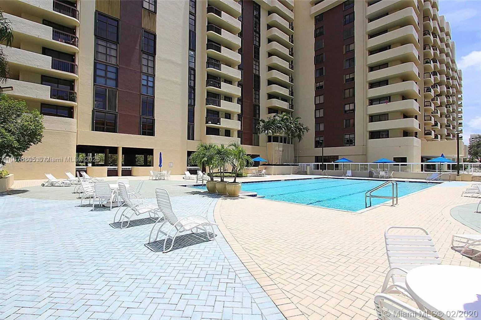 600 Biltmore Way, #320