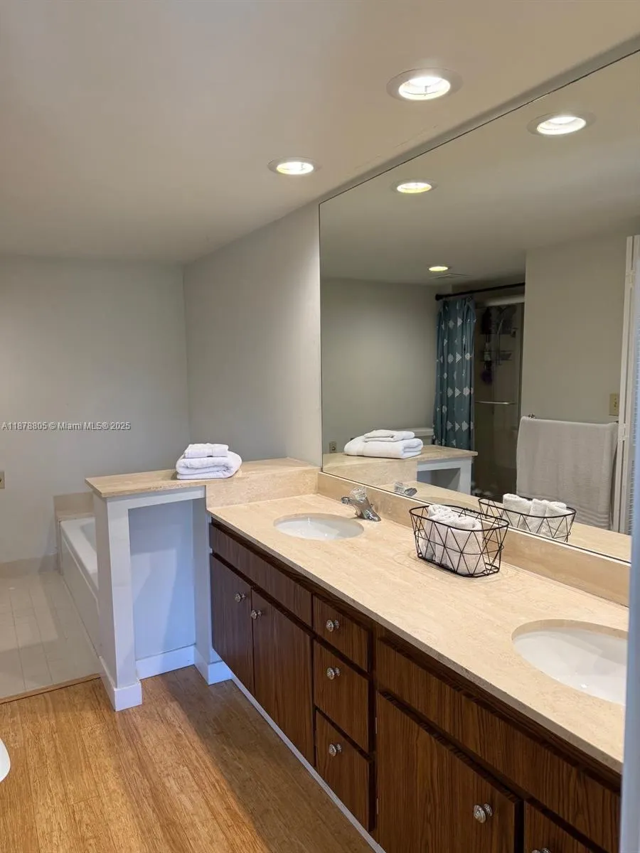 600 Biltmore Way, #320