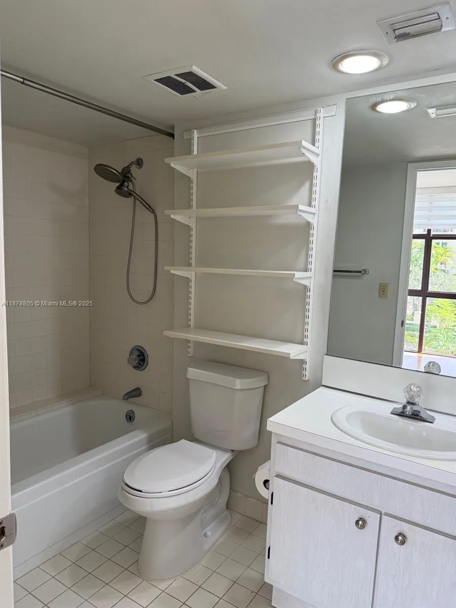 600 Biltmore Way, #320