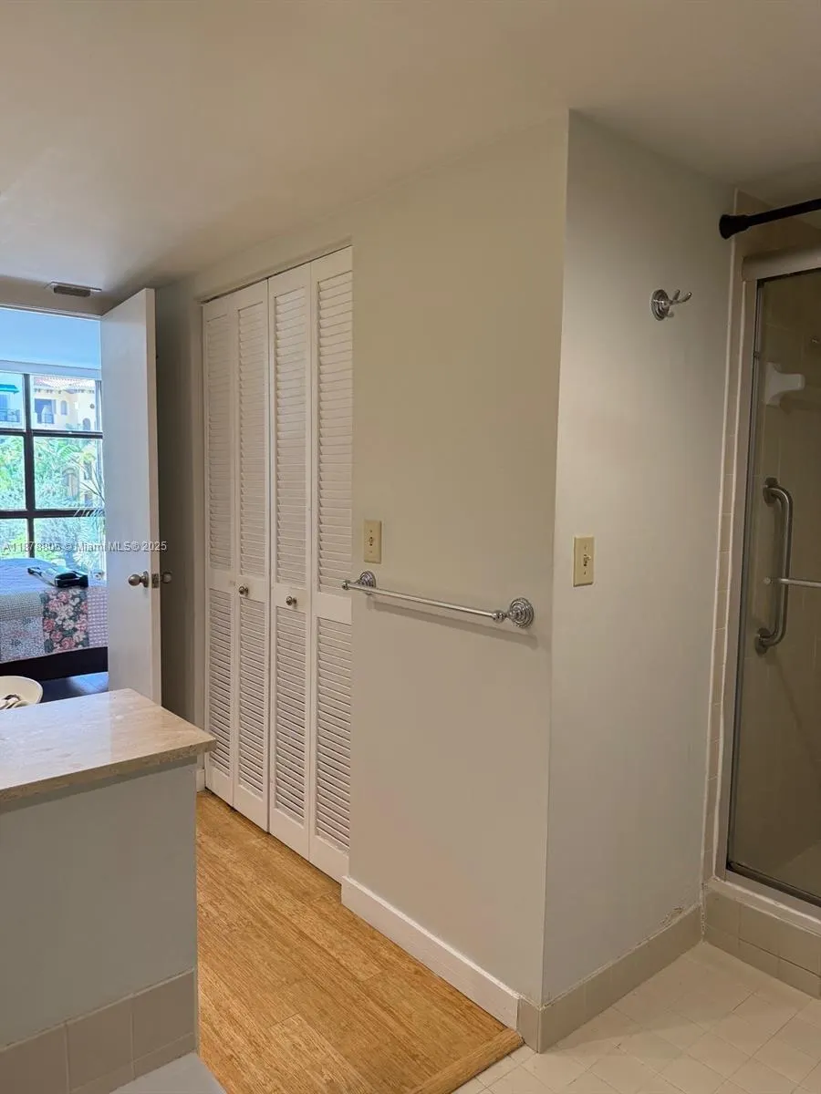 600 Biltmore Way, #320