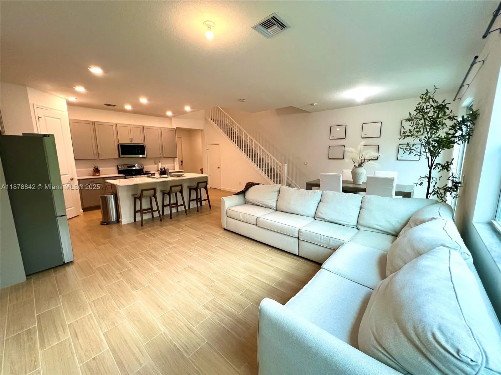 9045 Zevon Ct
