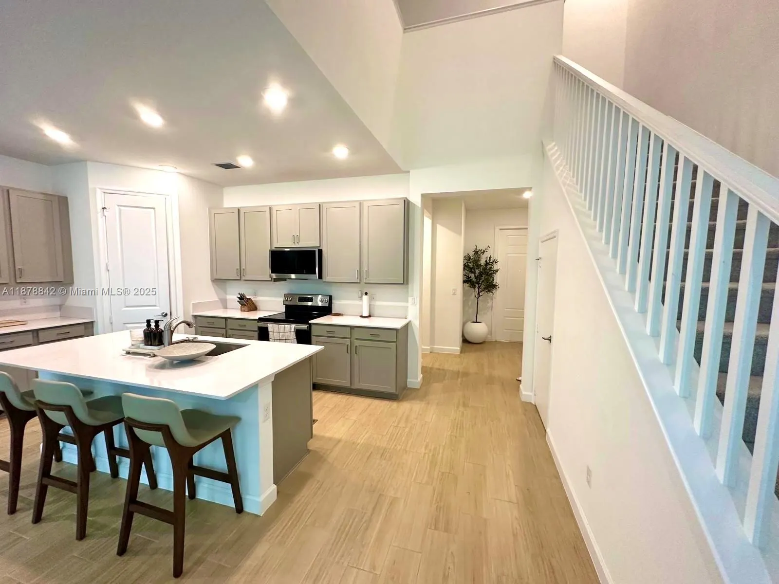9045 Zevon Ct