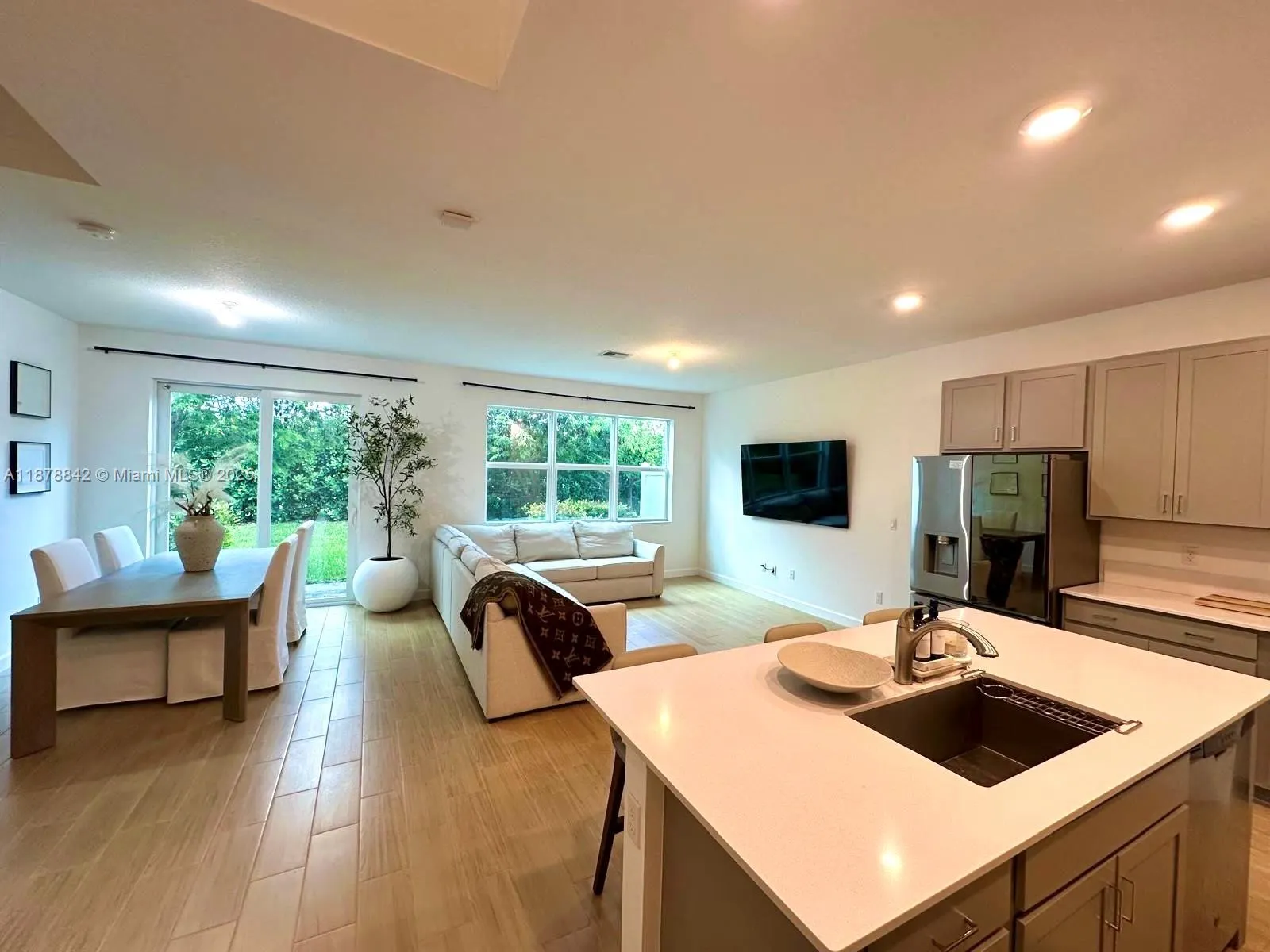 9045 Zevon Ct